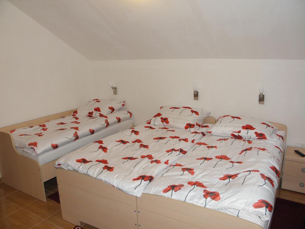 Hotel And Restaurant Ana Hrib-Loski Potok Стая снимка