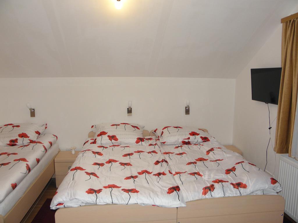 Hotel And Restaurant Ana Hrib-Loski Potok Екстериор снимка