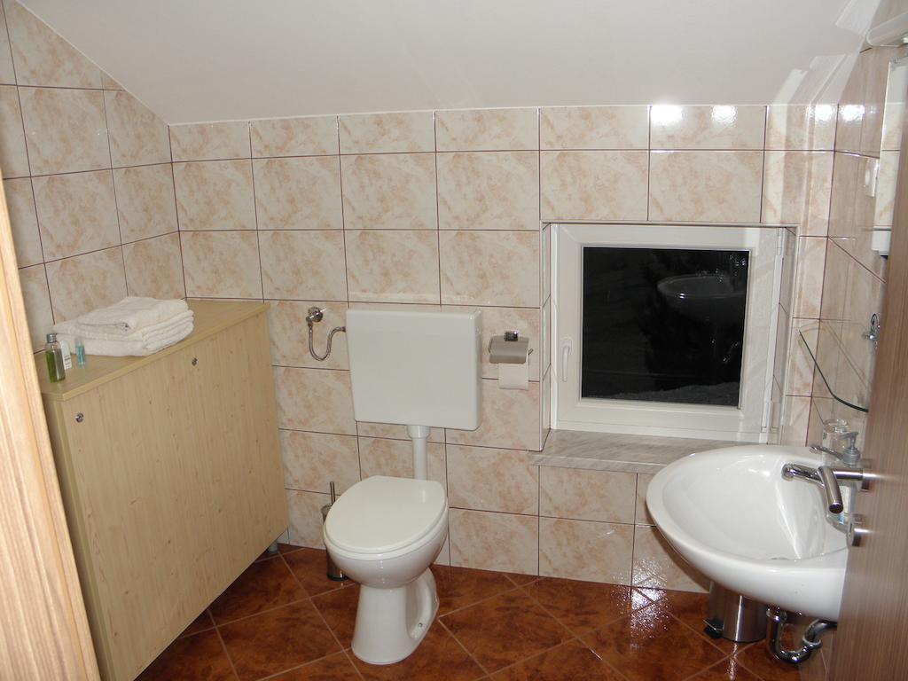 Hotel And Restaurant Ana Hrib-Loski Potok Стая снимка